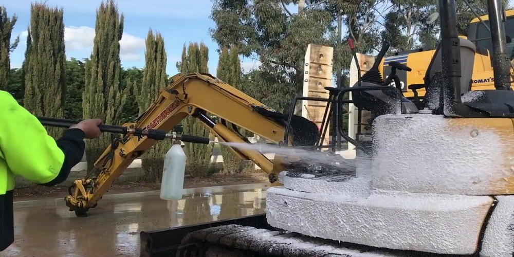 How to Effectively and Efficiently Pressure Wash Construction Equipment